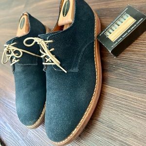 Allen Edmonds Boone Navy Suede Shoes. Size 8.5 D. W/ shoe trees cleaning system.
